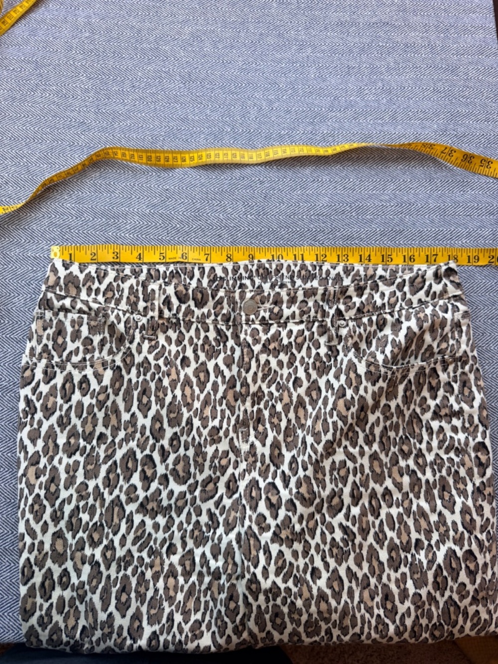 CHICO'S - So Slimming Girlfriend Slim Leg Cheetah Animal Print Crop Jean - Picture 4 of 8